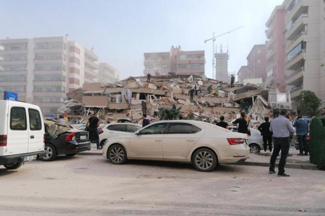 warga-izmir-menghampiri-gedung-yang-runtuh-setelah-gempa_201030211359-219
