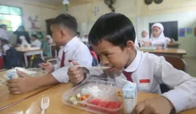 Polling: Anggaran MBG Diberikan ke Orang Tua?
