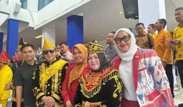 Tampil Kompak dengan Busana Adat, IHLAS Warnai HUT ke-62 Sulawesi Tengah di Palu