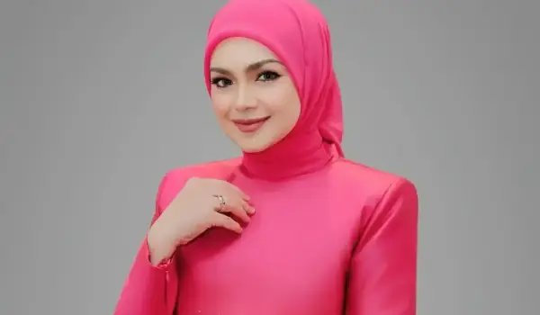 Penyanyi ternama Malaysia Siti Nurhaliza.
