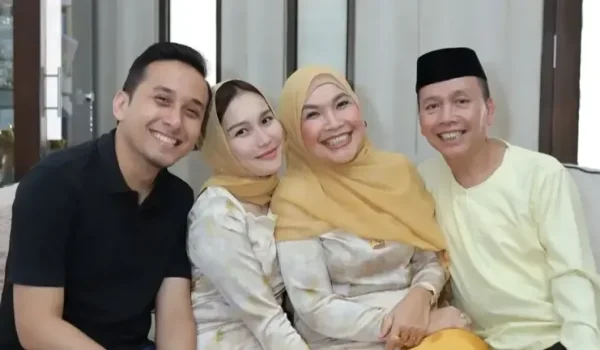 Kevin Gusnadi ikut foto bareng dengan keluarga Ayu Ting Ting di momen Lebaran Idul Adha 2026. (Instagram: mom_ayting92_)