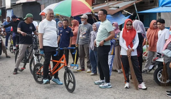 Jumat Bersih di pasar sentral, Kadis Sosial Pinrang Dapat Apresiasi Dari Warga 