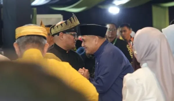 Wali Kota Makassar Serahkan Cendera Mata Khusus ke Rico Waas di Rakernas APEKSI