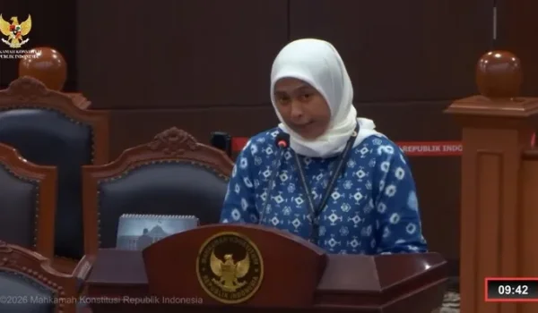 YouTube Mahkamah Konstitusi RI/Dosen di Fakultas Hukum Universitas Airlangga (Unair), Cenuk Widiyastrisna Sayekti, SH, MH, PhD, dalam sidang pleno di MK, Selasa (30/6/2026).