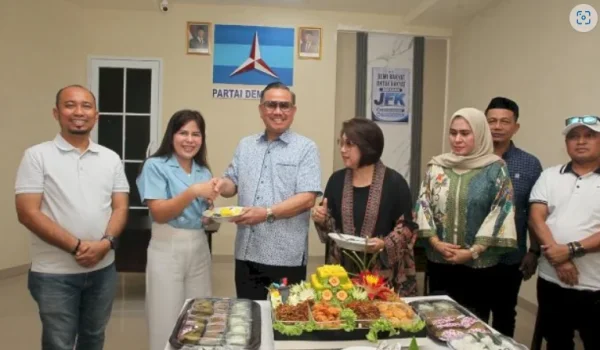 Peresmian rumah aspirasi dihadiri Irjen Pol (P) Drs Frederik Kalalembang dan istri dilakukan dengan pemotongan tumpeng