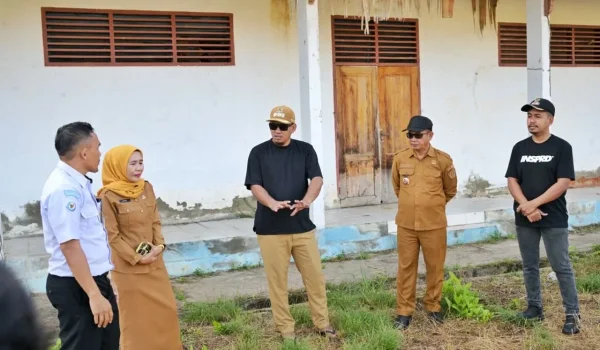 Wakil Wali Kota Kendari saat meninjau lokasi pembangunan Kampung Nelayan Merah Putih kategori penyangga program dari Kementerian Kelautan dan Perikanan. Pemkot Kendari