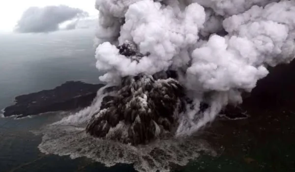 Badan Geologi: Gunung Anak Krakatau Masih Berstatus Siaga
