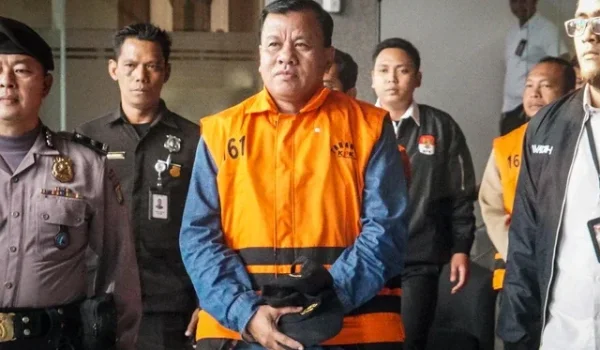 Bupati Kuantan Singingi (Kuansing) Suhardiman Amby (tengah) berjalan menuju mobil tahanan usai menjalani pemeriksaan di Gedung Merah Putih KPK, Jakarta, Rabu (1/7/2026).