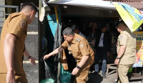 Walikota Makassar Munafri Arifuddin bersama Direksi PDAM Makassar melakukan peninjauan air bersih di Kecamatan Tallo