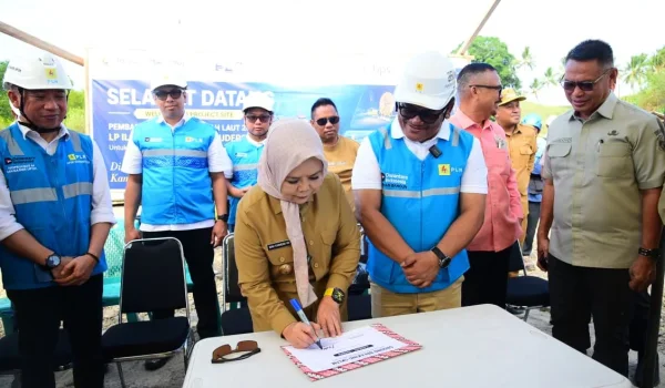 Penandatanganan ground breaking SLKTM 20 kV yang menghubungkan Desa Ilangata dengan Pulau Dudepo, Kecamatan Anggrek, Kabupaten Gorontalo Utara, Selasa (7/7/2026).