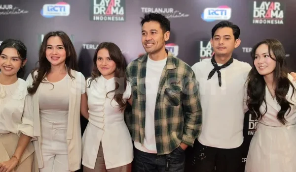 Marsha Aruan, Chicco Jerikho hingga Miqdad Addausy, pada pemain sinetron Terlanjur Mencintaimu saat konferensi pers di Kebon Jeruk, Jakarta Barat pada Kamis, 2 Juli 2026 [/Rena Pangesti]