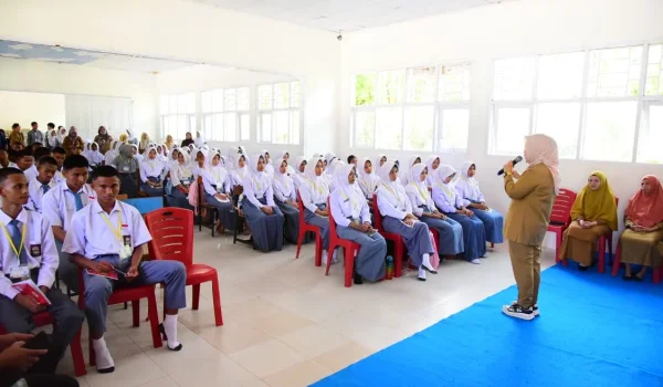 Wakil Gubernur Gorontalo Idah Syahidah Rusli Habibie saat memberikan motivasi sekaligus sosialisasi soal bahaya HIV AIDS kepada para peserta MPLS siswa siswa SMA Negeri 6 Anggrek, Kabupaten Gorontalo Utara.
