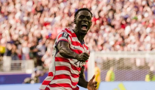 Keputusan FIFA mencabut hukuman larangan bermain Folarin Balogun jelang laga babak 16 besar Piala Dunia 2026 memicu gelombang kontroversi / Foto: Pioneer Press