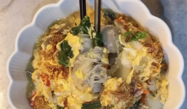 Potret bihun kuah telur yang berisi banyak topping untuk keluarga (Instagram @jesselyn.mci8)
