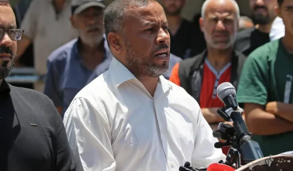 Direktur Kantor Media Pemerintah di Gaza, Ismail Al-Thawabta, menyampaikan pernyataan pers di luar Rumah Sakit Martir Al-Aqsa. Foto/al jazeera