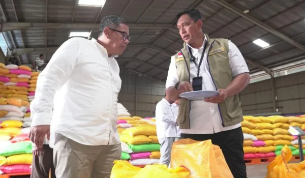 Direktur Utama Perum BULOG, Letnan Jenderal TNI (Purn.) Dr. Ahmad Rizal Ramdhani, saat melakukan peninjauan langsung terhadap stok dan kualitas beras di Kompleks Pergudangan BULOG Argapura, Jayapura, Papua.