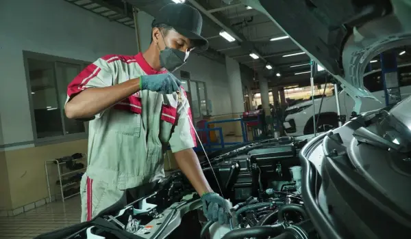 Waspada! Suhu Tinggi dan Macet Bisa Mempercepat Penurunan Kualitas Oli Mesin