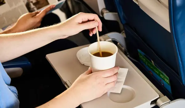 Bolehkah Minum Kopi di Pesawat? Ini Penjelasan Ilmiah soal Kualitas Air dan Risiko Dehidrasi