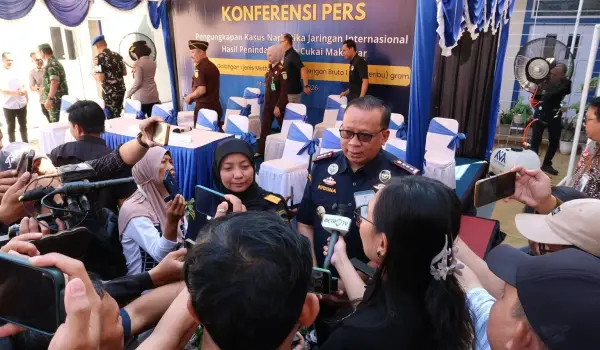Kepala Kanwil Bea Cukai Sulbagsel Martha Octavia bersama Kepala Kantor Bea Cukai Makassar Krisna Wardhana memberikan keterangan kepada sejumlah awak media, Selasa (7/7). Foto: Dokumentasi Bea Cukai