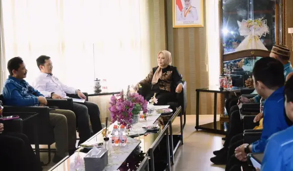 Wakil Gubernur Gorontalo Idah Syahidah Rusli Habibie saat menerima Anggota Ombudsman Republik Indonesia bersama jajaran Ombudsman Provinsi Gorontalo di ruang kerja Wagub, Kamis, (9/7/2026).
