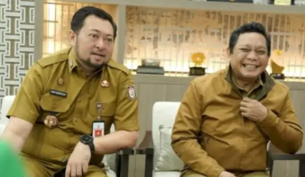 Kepala Bapenda Kota Makassar, Andi Asminullah (kiri).