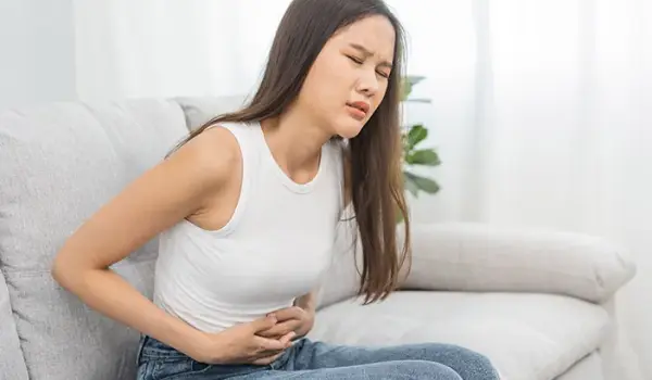 Perut Begah Susah Sendawa? Coba Peluk Lutut & Tarik Napas 4 Detik, Kata Dokter!
