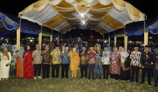 Wakil Gubernur Gorontalo (kuning tengah) saat menghadiri pembukaan Festival Budaya Jawa Todano (Jaton) ke XX di Desa Sidomukti, Kecamatan Mootilango, Kabupaten Gorontalo.