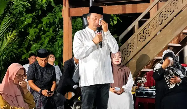 Tangis Andi Rahim Pecah di Takziah Mantan Bupati Arifin Junaidi: Beliau Betul-betul Orangtua Bagi Saya