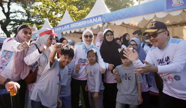 Sekda Sulsel Tinjau Layanan Kesehatan Gratis, Warga Manfaatkan Beragam Pemeriksaan pada Jalan Sehat Anti Mager
