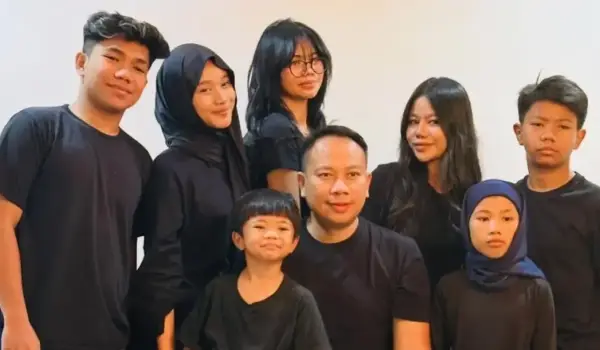 Vicky Prasetyo berfoto bersama tujuh anaknya. Dia menyampaikan 8 anaknya berasal dari 5 istri yang berbeda. (Instagram: vickyprasetyo777)