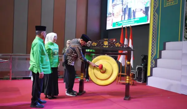 Gubernur Gusnar Ismail saat membuka Musyawarah Kerja Wilayah (Mukerwil) I DPW PPP di Azalea Convention Center, Minggu (12/7/2026).