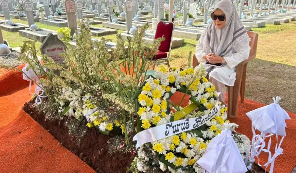 Wakil Gubernur Gorontalo Idah Syahidah Rusli Habibie saat berziarah ke makam Almarhum H. Rachmat Gobel di Taman Makam Pahlawan (TMP) Nasional Utama Kalibata, Jakarta Selatan, Minggu (12/7/2026).
