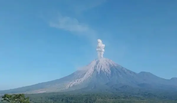 Gunung Semeru di Jawa Timur mengalami erupsi pagi ini, warga diimbau waspadai awan panas dan guguran lava.
