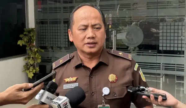 Kepala Pusat Penerangan Hukum (Kapuspenkum) Kejaksaan Agung Anang Supriatna berbicara dengan awak media di Gedung Kejaksaan Agung, Jakarta.