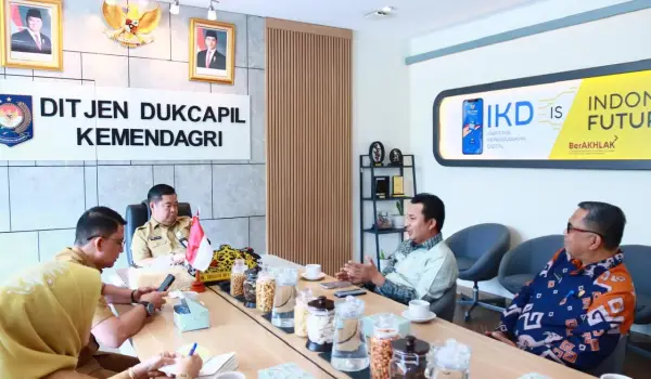 Bupati Lutra Audiensi ke Ditjen Dukcapil, Perjuangkan Layanan KTP-KK di Tiap Kecamatan dan Raih 10.000 Blangko