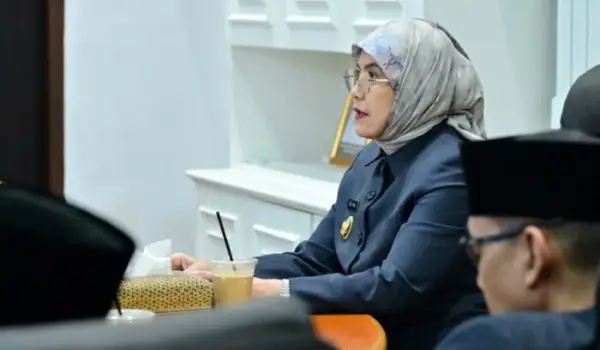 Wakil Wali Kota Makassar, Aliyah Mustika Ilham, mengikuti rapat secara daring dan didampingi Sekretaris Daerah, jajaran Inspektorat, Badan Pengelola Keuangan dan Aset Daerah (BPKAD), serta Badan Perencanaan Pembangunan Daerah (Bappeda).