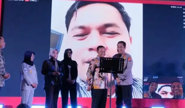 Gubernur Andi Sudirman Umumkan Pemenang Umrah Gebyar Pendapatan Sulsel Lewat Panggilan Video