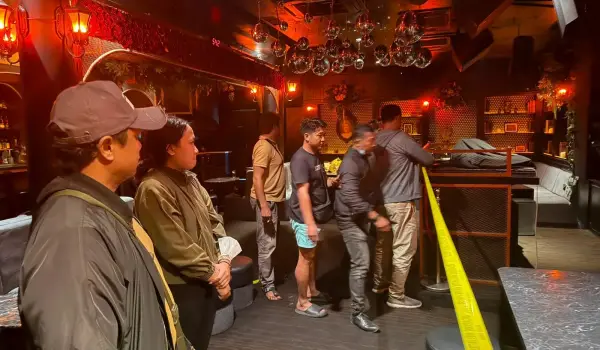 Anggota Polres Badung memasang garis polisi di lokasi penembakan sekuriti dan WNA China di Bar The Shady Pig, Jalan Pantai Berawa No. 168, Tibubeneng, Kuta Utara, Jumat (17/7) dini hari sekitar pukul 02.50 WITA. Foto: Humas Polres Badung