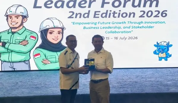 Bupati Kolaka Amri (kiri) saat memberikan cinderamata kepada PT Vale Indonesia Tbk di Kolaka, Sulawesi Tenggara. (Pemkab Kolaka)