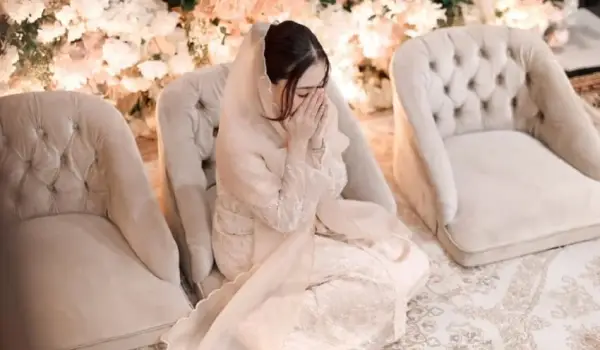 Nathalie Holscher menggelar acara siraman sebelum menikah dengan Arief Fadli. Foto: Instagram: @nathalieholscher