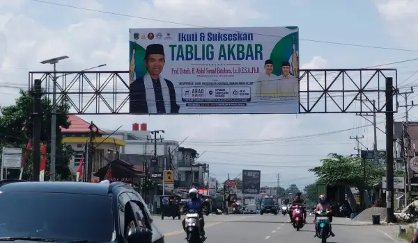 Ketika Luwu Utara "Dikepung" Senyum Kharismatik Ustaz Abdul Somad