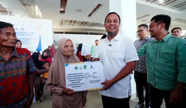 Gubernur Sulsel Serahkan Ganti Rugi Rp17,5 Miliar untuk Pembebasan Lahan Runway Bandara Bua