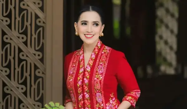 Aktivis budaya Miranti Serad Ginanjar saat mengenakan kebaya berwarna merah. (Miranti Serad Ginanjar)
