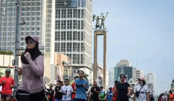 Sejumlah warga berolahraga saat Hari Bebas Kendaraan Bermotor (HBKB) di Bundaran HI, Jakarta. (ANTARA FOTO/Putra M. Akbar/YU/am)