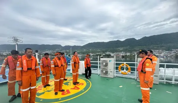 Tim SAR gabungan mendengarkan arahan sebelum berangkat melakukan pencarian terhadap 13 penumpang perahu motor hilang kontak di perairan Teluk Tomini, Kabupaten Tojo Una-Una, Sabtu (25/7/2026). Humas Kansar Palu