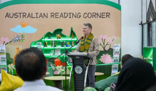 Duta Besar Australia Meresmikan Australian Reading Corner  di Masjid Al-Markaz Makassar