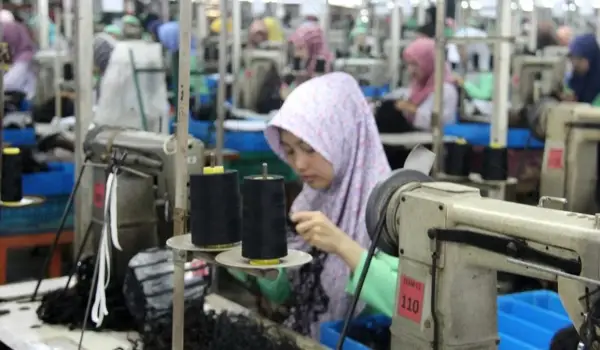Buruh atau pekerja perempuan di sebuah pabrik di Purbalingga, Jawa Tengah. (Foto: /Kominfo PBG)