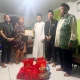 Gubernur Sulsel Salurkan Bantuan untuk Keluarga Bocah Korban Tenggelam di Pantai Depan Masjid 99 Kubah