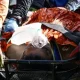 Hernan Gil berhasil dievakuasi dalam keadaan hidup setelah delapan hari terjebak reruntuhan gempa Venezuela (REUTERS/Maxwell Briceno)