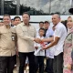 Staf Khusus Kepala Staf Kepresidenan Amar Maaruf menyerahkan mobil sekolah secara simbolis kepada SLB Kusuma Bangsa Kendari, Sulawesi Tenggara, Sabtu (4/7/2026).